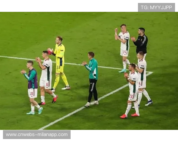 武什科维奇头球破门后与队友相拥,汉堡青年军庆祝 武什科维奇头球破门后与队友相拥,汉堡青年军庆祝